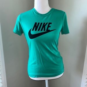 💋 3/$30 Women’s Nike Athletic Tee